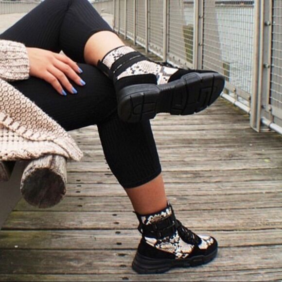 Stylish Black and Snake Print Women's Boots - Picture 3 of 9